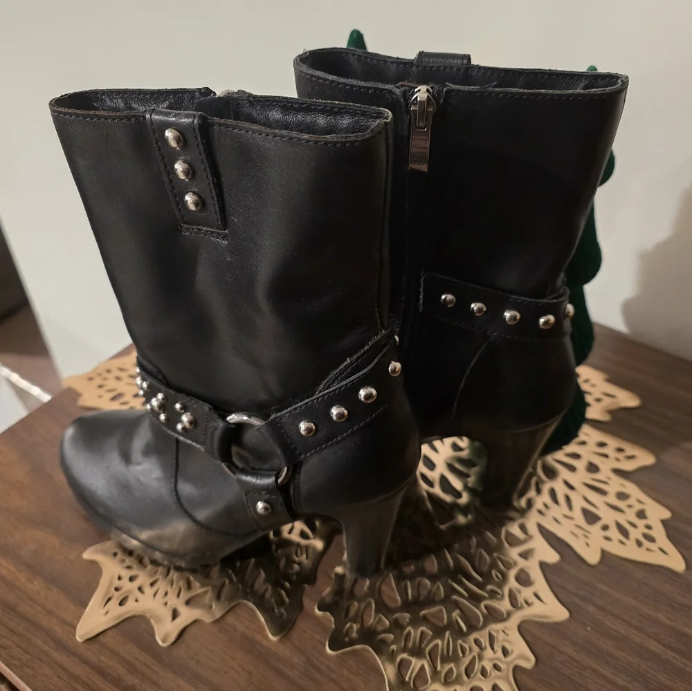 Black Boots - Picture 4 of 5